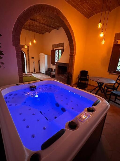 Relax Nella Jacuzzi In Toscana Коле Вал д'Елза Екстериор снимка