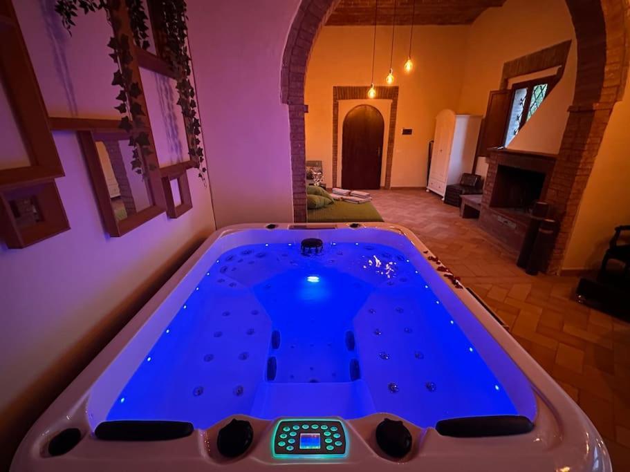 Relax Nella Jacuzzi In Toscana Коле Вал д'Елза Екстериор снимка