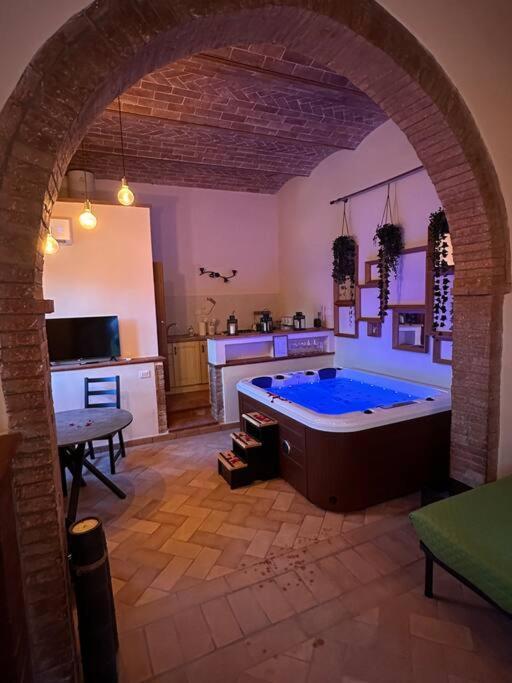 Relax Nella Jacuzzi In Toscana Коле Вал д'Елза Екстериор снимка
